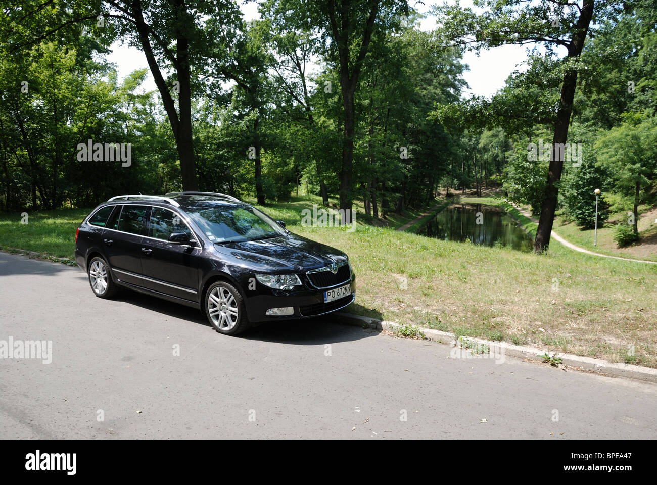 Skoda Superb Combi 2.0 TDI - mein 2010 - braun Metallic - Tschechische beliebte obere-Mittelklasse-Auto, Segment D - Stadtpark Stockfoto
