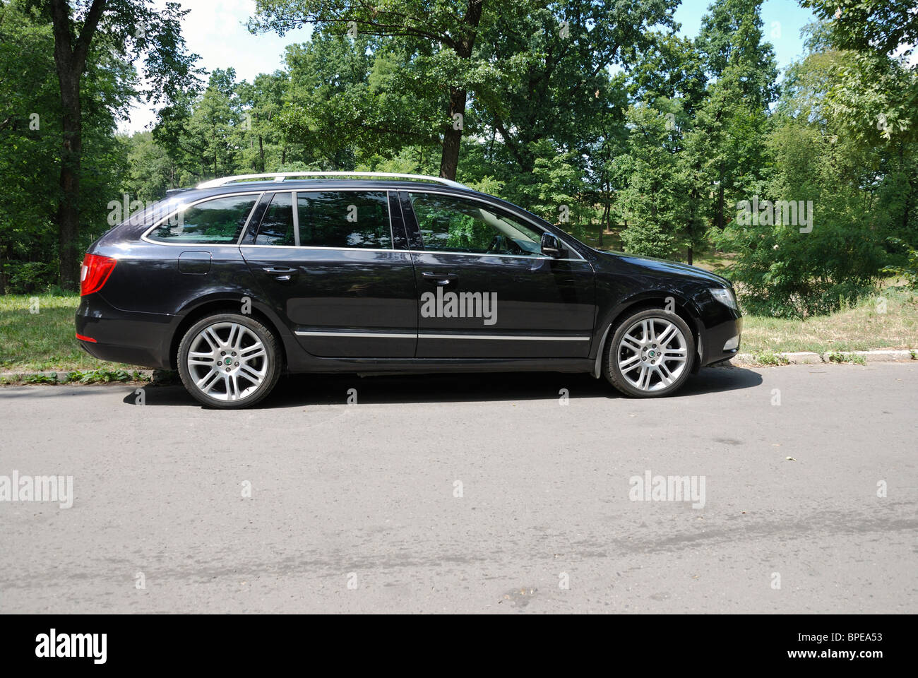 Skoda Superb Combi 2.0 TDI - mein 2010 - braun Metallic - Tschechische beliebte obere-Mittelklasse-Auto, Segment D - Stadtpark Stockfoto