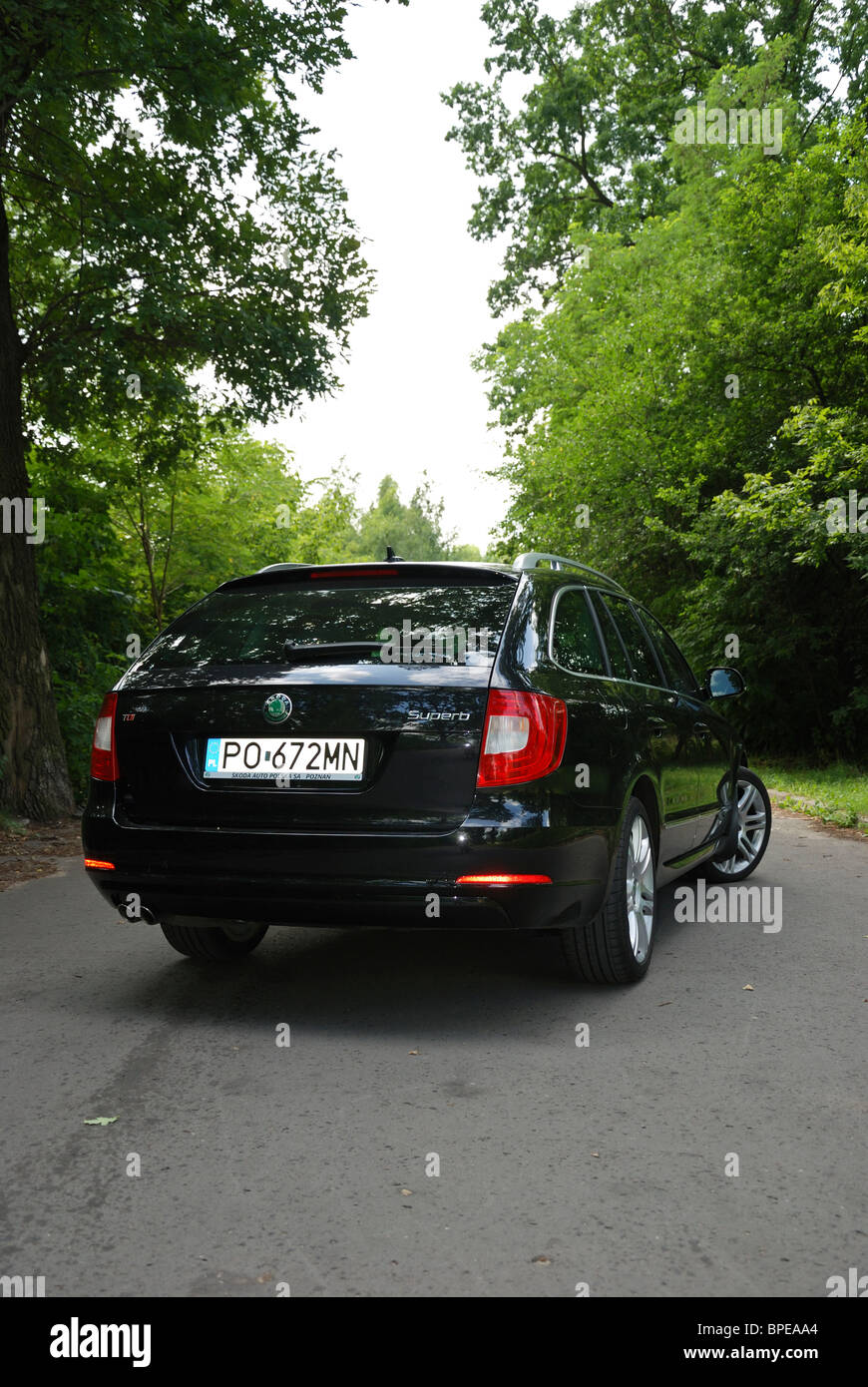 Skoda Superb Combi 2.0 TDI - mein 2010 - braun Metallic - Tschechische beliebte obere-Mittelklasse-Auto, Segment D - Stadtpark Stockfoto