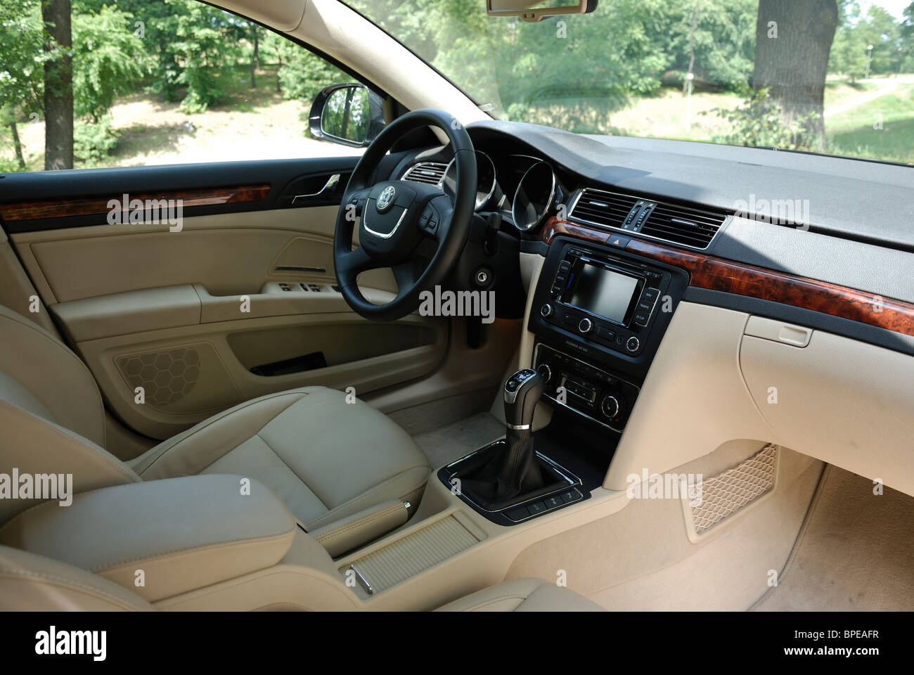 Skoda Superb Combi 2.0 TDI - mein 2010 - Segment D, Tschechische beliebte obere Mittelklasse Auto - Innenraum, Kabine, Dashboard Stockfoto