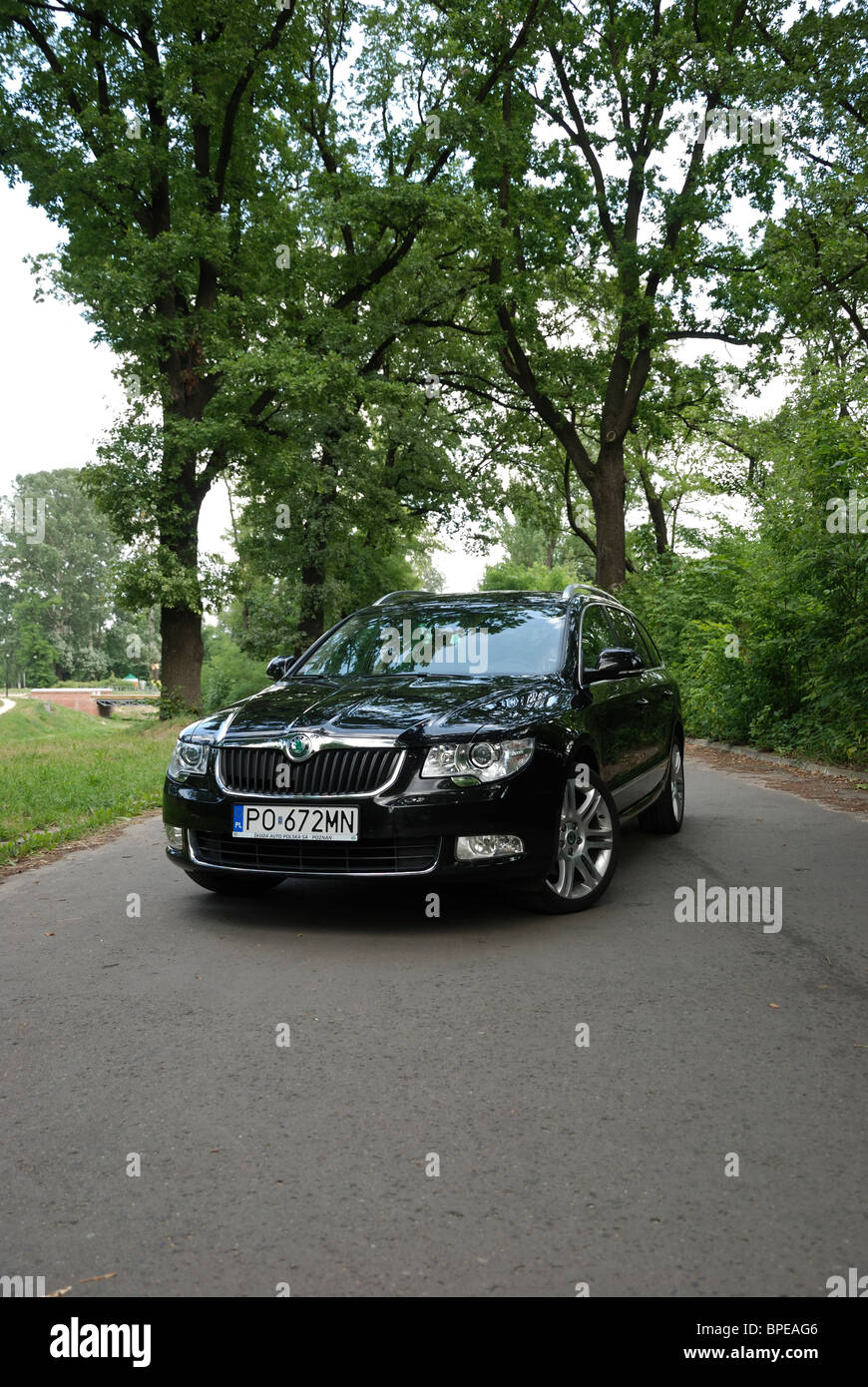 Skoda Superb Combi 2.0 TDI - mein 2010 - braun Metallic - Tschechische beliebte obere-Mittelklasse-Auto, Segment D - Stadtpark Stockfoto
