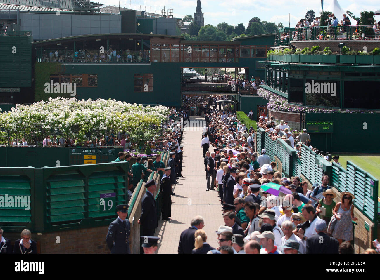 Königin Elizabeth II. besucht die Wimbledon Championships erstmals in 33 Jahren. Stockfoto