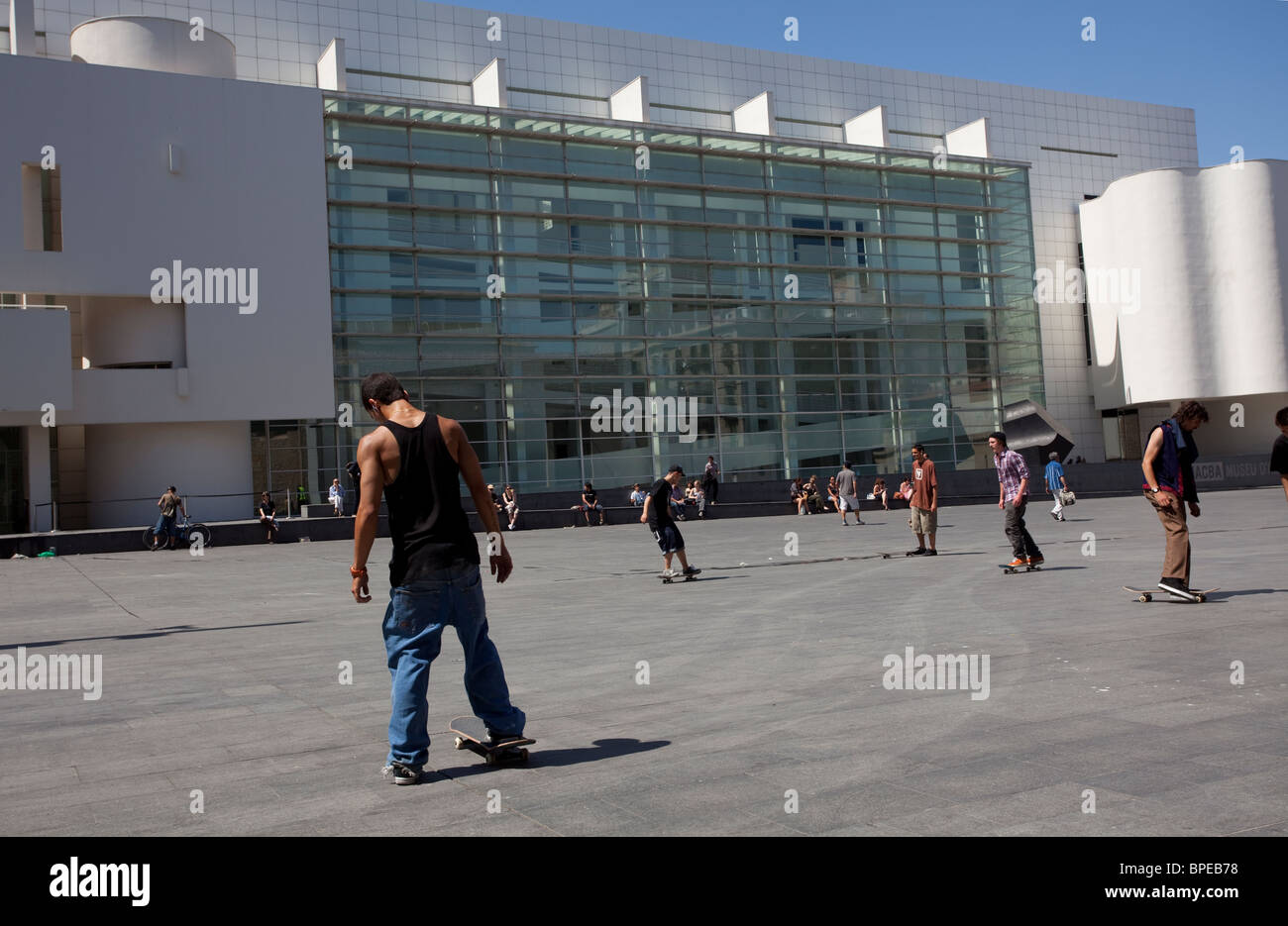 Barcelona El Raval Skater vor Museu d ' Art Contemporània Stockfoto