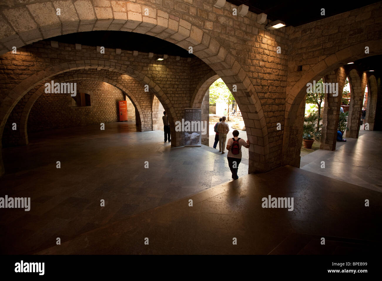 Barcelona Museu Frederic Mares Bögen aus dem Innenhof-Eingang Stockfoto