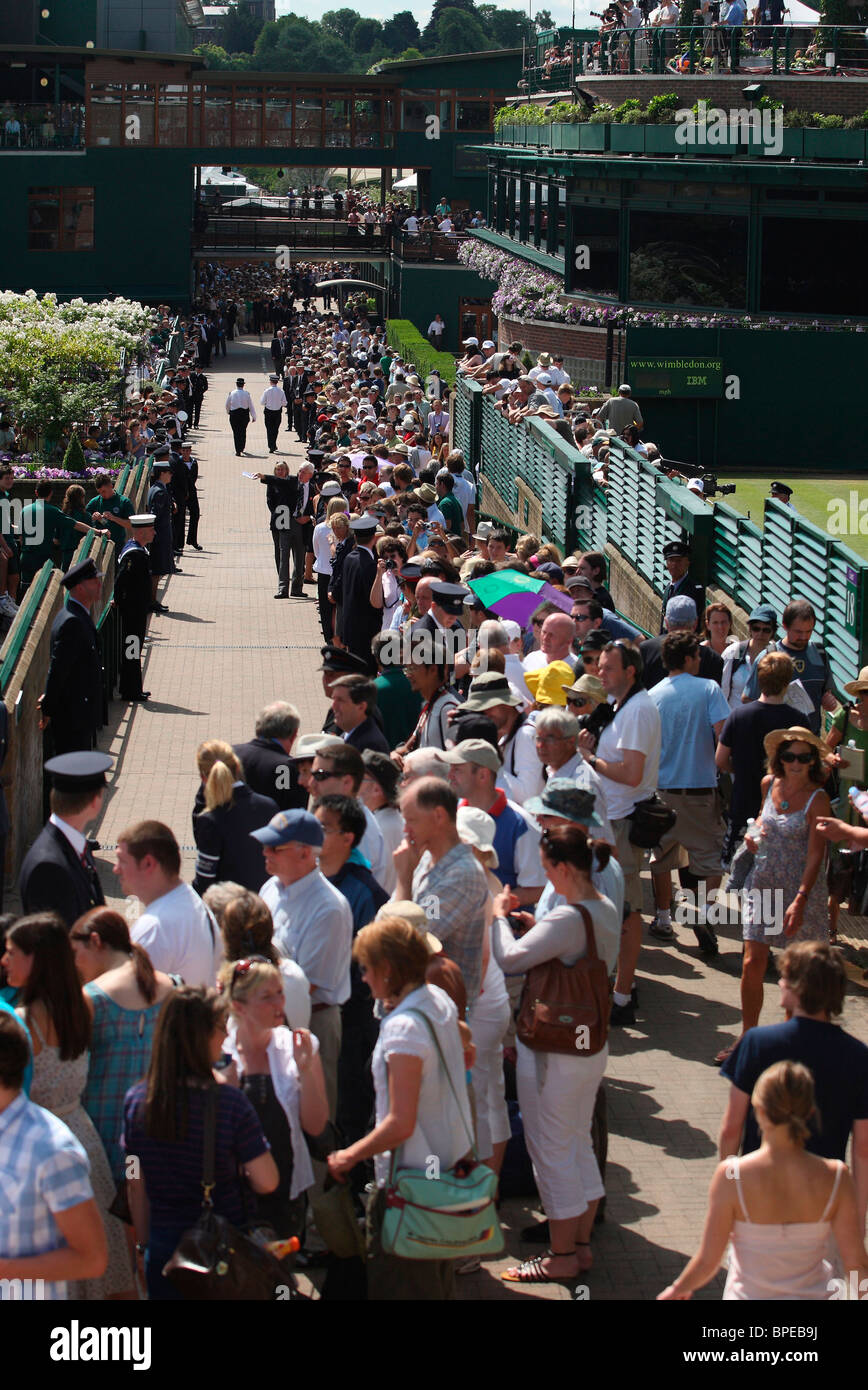 Königin Elizabeth II. besucht die Wimbledon Championships erstmals in 33 Jahren. Stockfoto