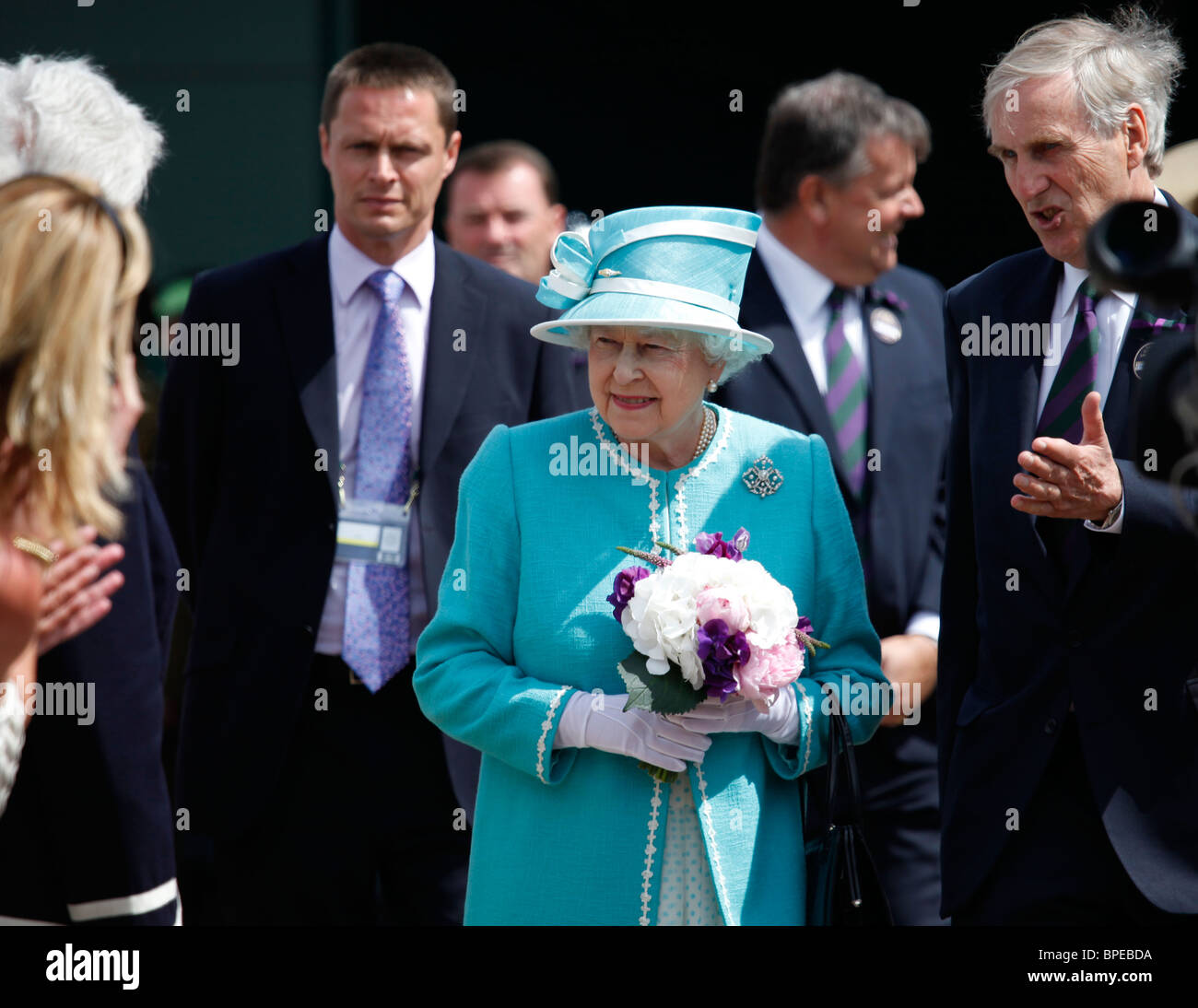 Königin Elizabeth II. besucht die Wimbledon Championships erstmals in 33 Jahren. Stockfoto