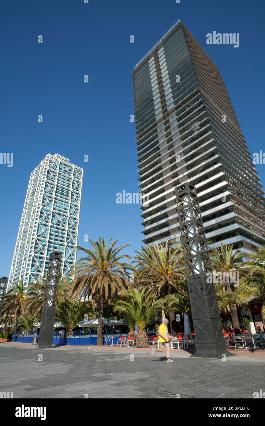 Barcelona Vila Olimpica beliebt Esplanade für Läufer mit Hotel Arts Stockfoto