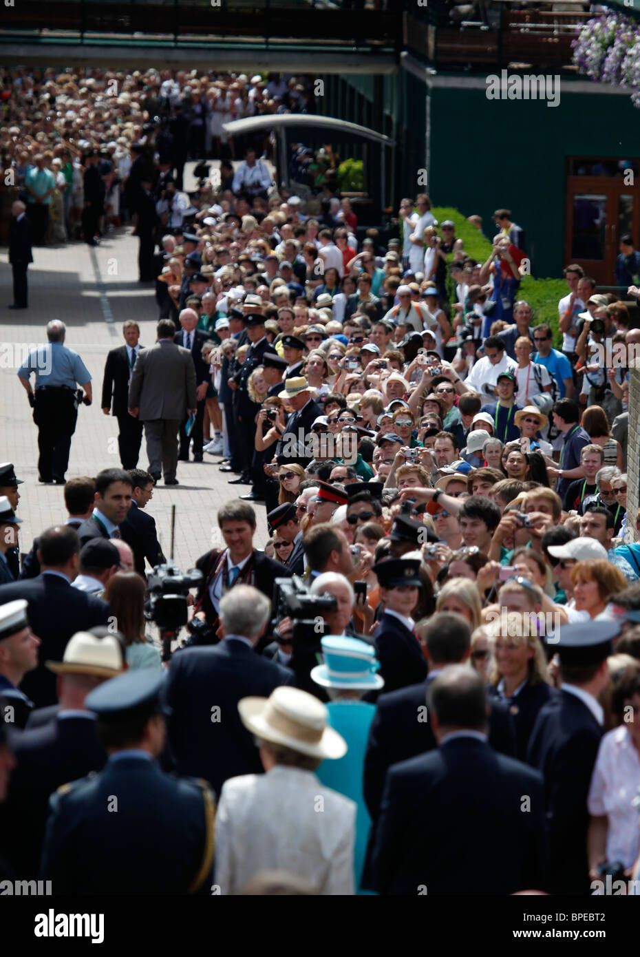 Königin Elizabeth II. besucht die Wimbledon Championships erstmals in 33 Jahren. Stockfoto