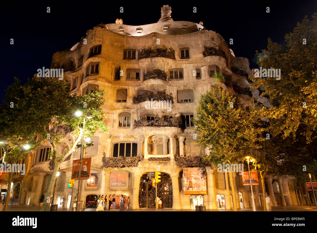 Barcelona Casa Mila in der Nacht beleuchtet Stockfoto