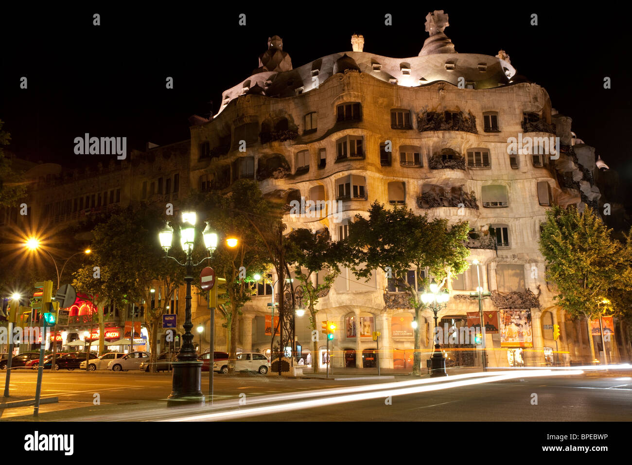 Barcelona Casa Mila in der Nacht beleuchtet Stockfoto