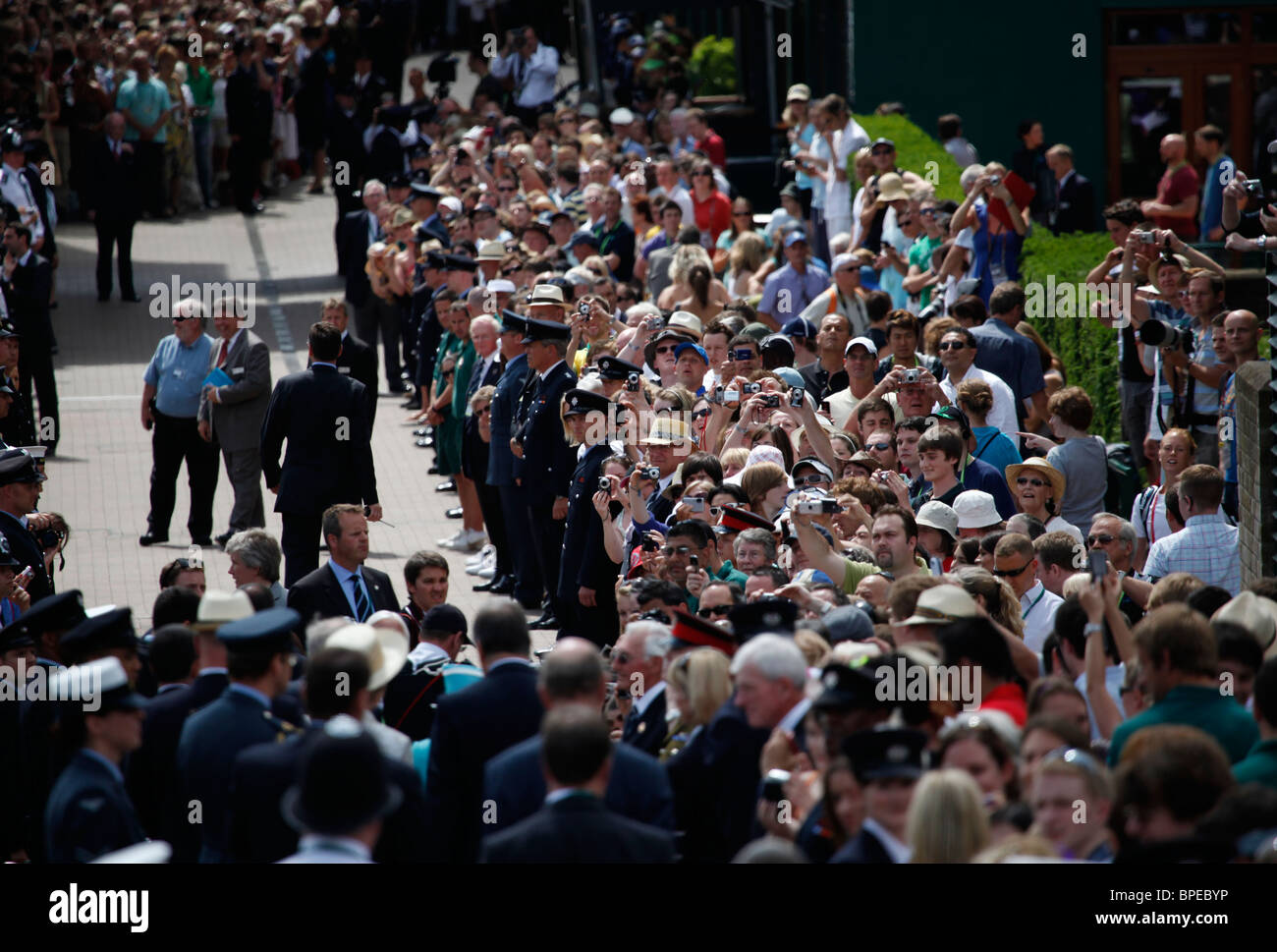 Königin Elizabeth II. besucht die Wimbledon Championships erstmals in 33 Jahren. Stockfoto