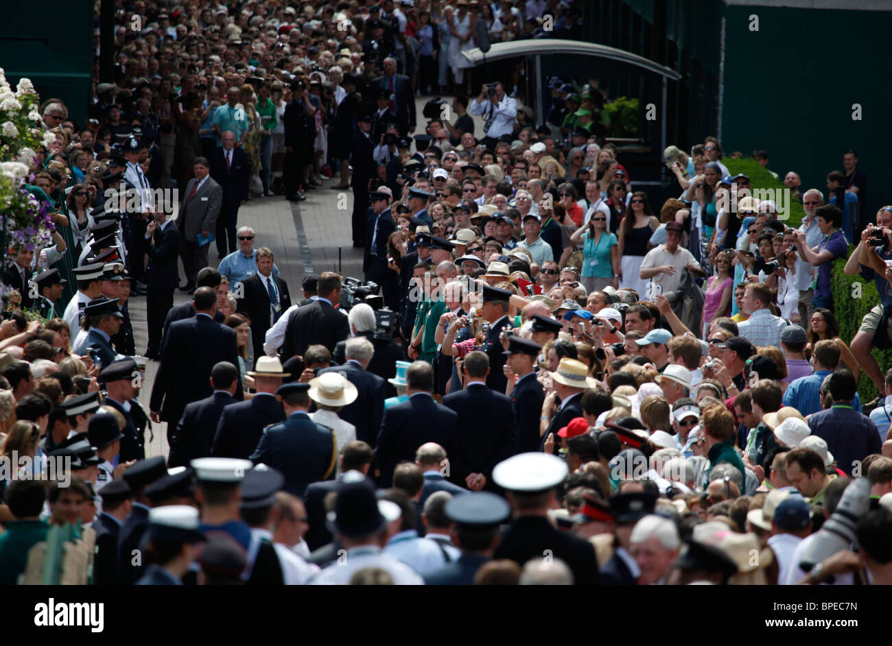 Königin Elizabeth II. besucht die Wimbledon Championships erstmals in 33 Jahren. Stockfoto