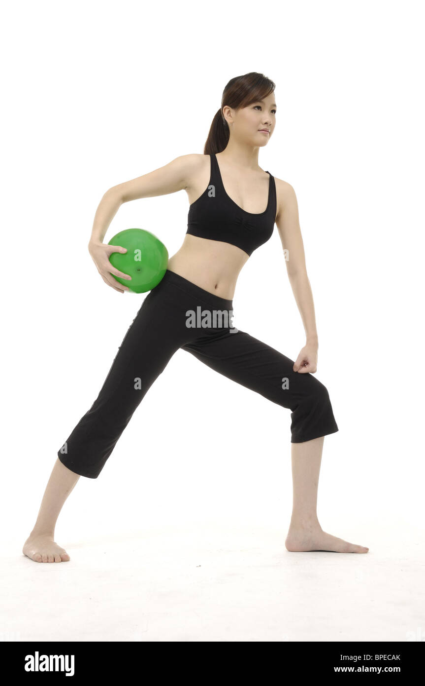 Junge Frau, die das Training mit Fitness-ball Stockfoto