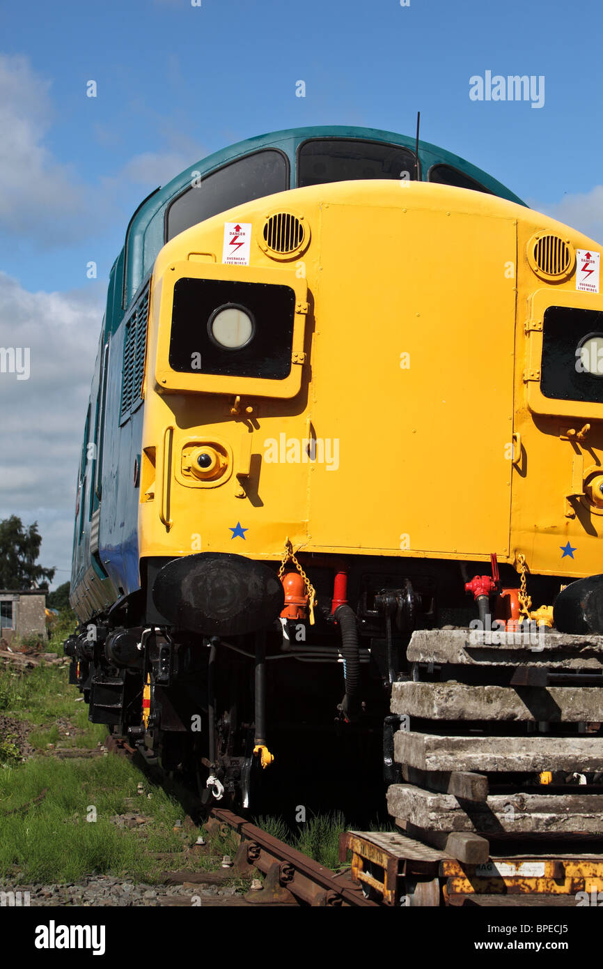 Klasse 37 Diesel Lokomotive restauriert im Caledonian Eisenbahnen. Das Sitzen an Brücke von Dun. Brechin. Schottland Großbritannien Stockfoto