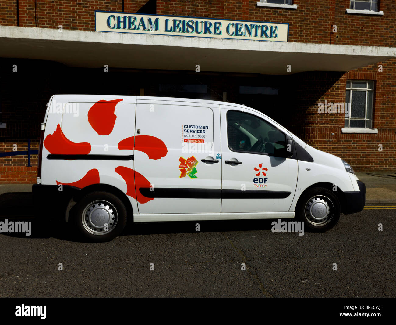Surrey England EDF Energy Van parkten außerhalb Cheam Freizeitzentrum Stockfoto