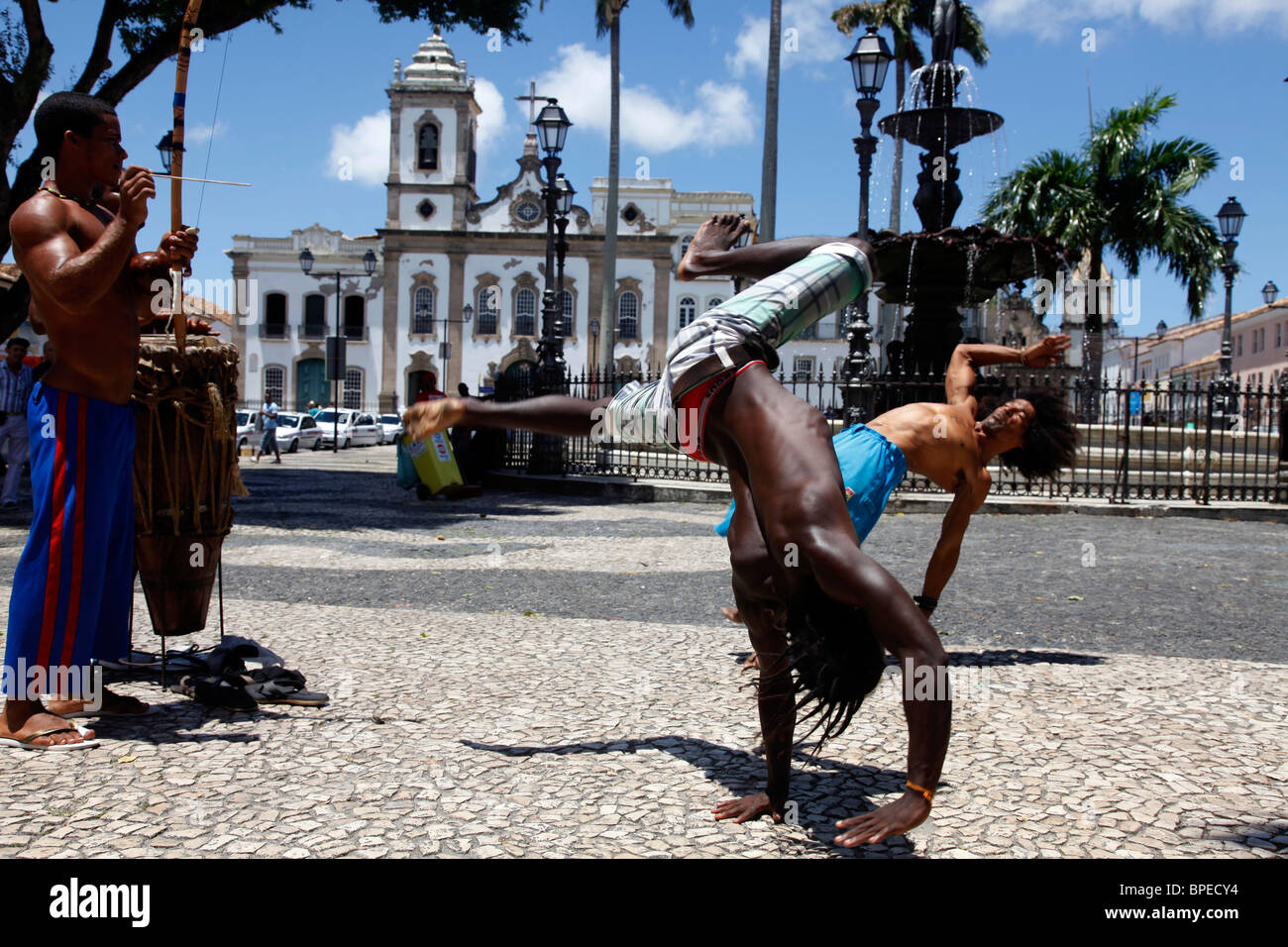 Capoeira-Leistung am Terreiro de Jesus Platz in Pelourinho Viertel, Salvador, Bahia, Brasilien. Stockfoto