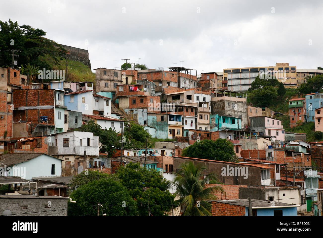 Favela in Salvador, Bahia, Brasilien. Stockfoto