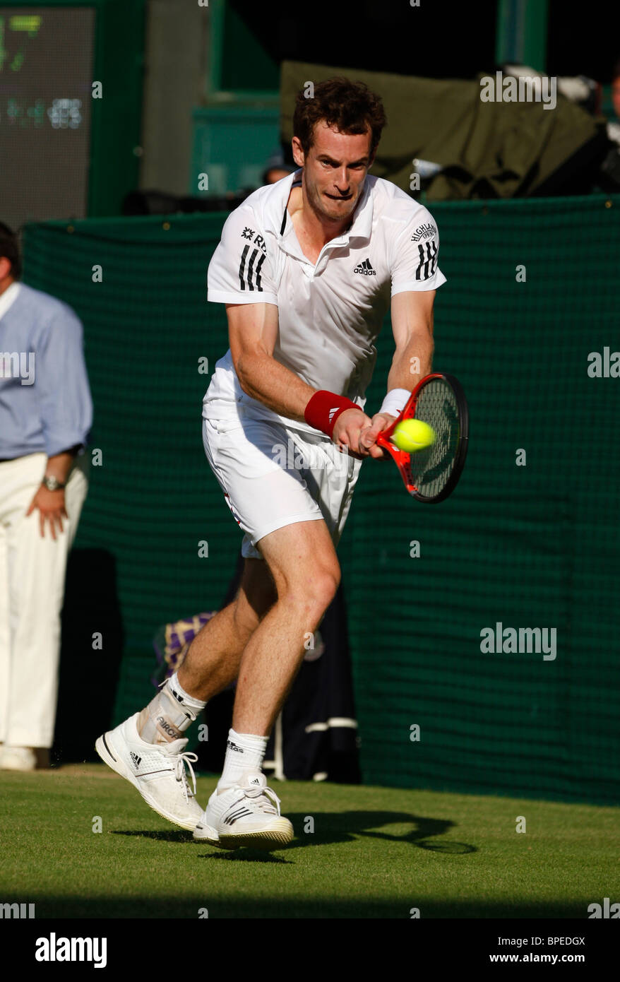 Andy Murray (GBR) spielen bei den Wimbledon Championships 2010 Stockfoto