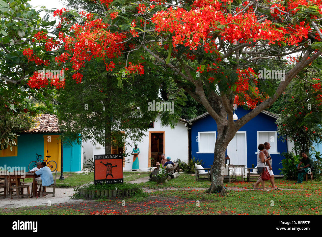Bunte Häuser am Quadrado, dem Hauptplatz in Trancoso, Bahia, Brasilien. Stockfoto