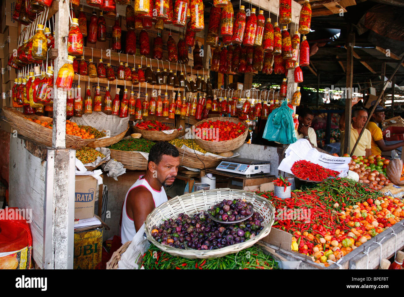 Stall zu verkaufen eingelegte Chili Paprika, Sao Joaquim Markt, Salvador, Bahia, Brasilien. Stockfoto