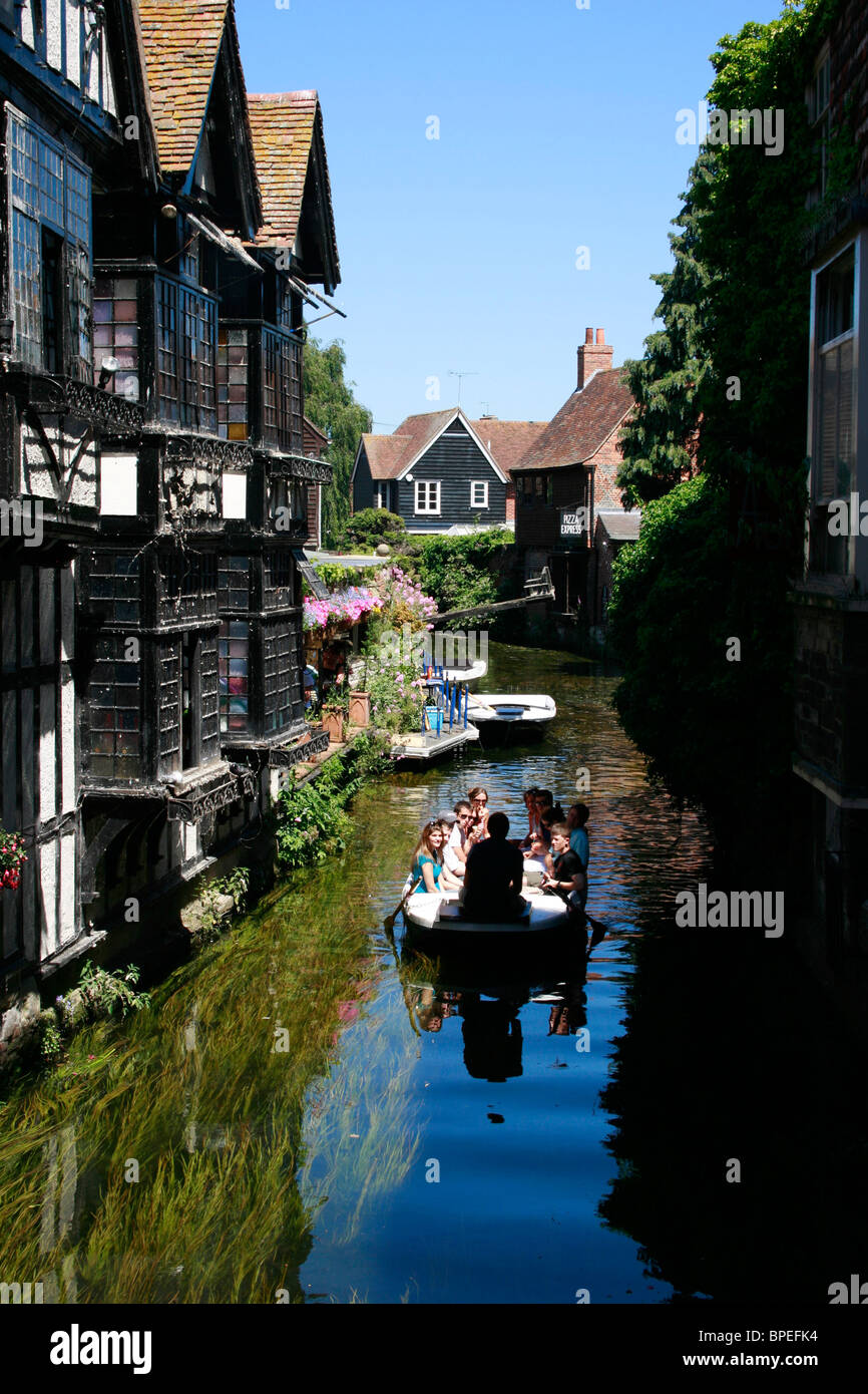 Touristen auf einem Boot auf dem Fluss Stour vorbei an mittelalterlichen in Canterbury, Kent Häuser Stockfoto