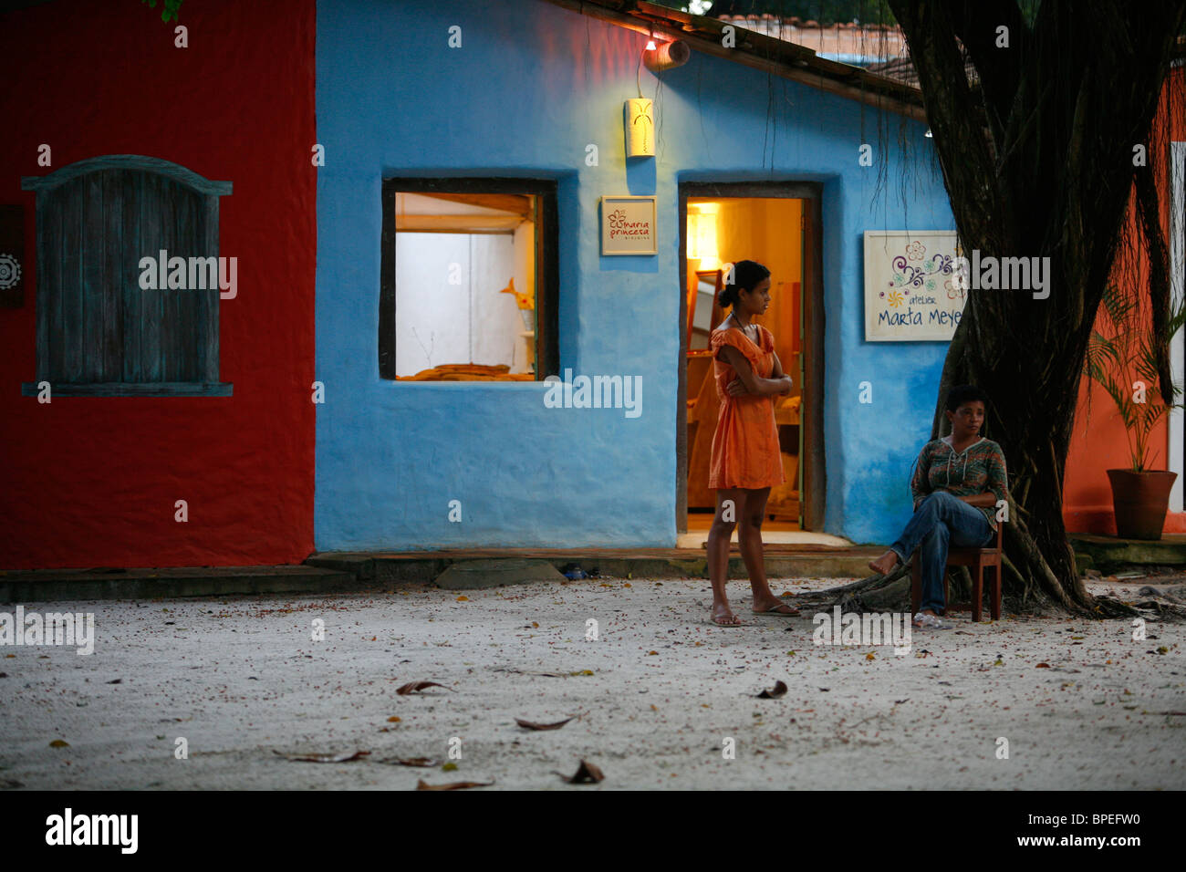 Einheimische Frauen von bunten Häusern am Quadrado, dem Hauptplatz in Trancoso, Bahia, Brasilien. Stockfoto