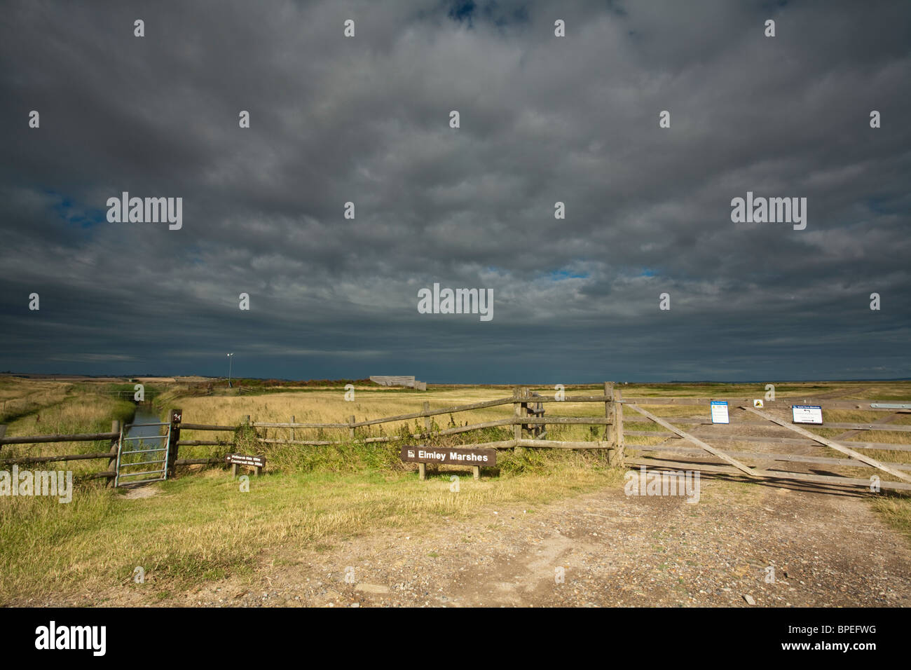 Wolken und Sonne über Elmley Sümpfe Naturschutzgebiet auf der Isle of Sheppey, Kent, Uk Stockfoto