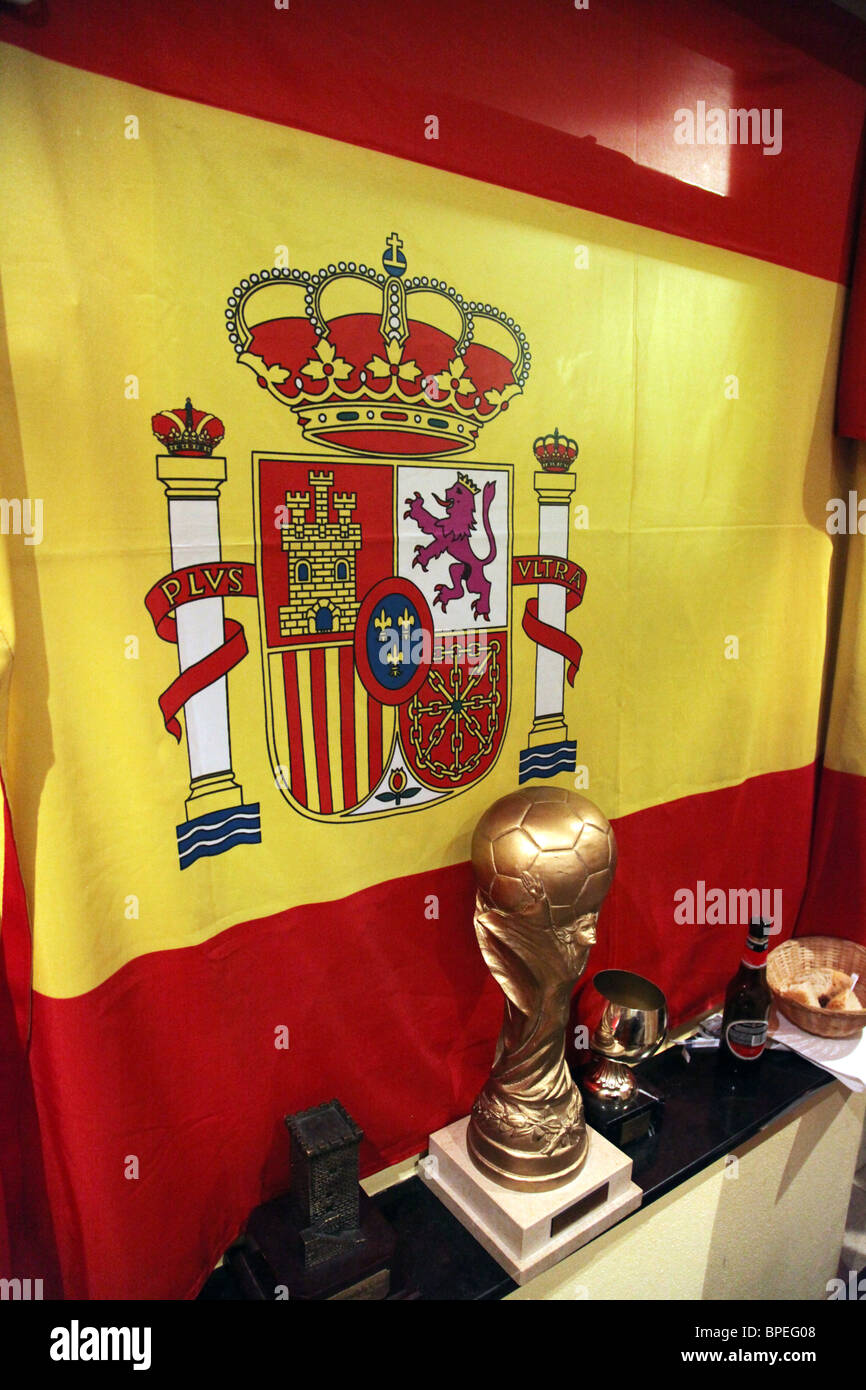 Nachbau des WM-Trophäe am Centro Galego de Londres, London, vor der spanischen Flagge. Stockfoto