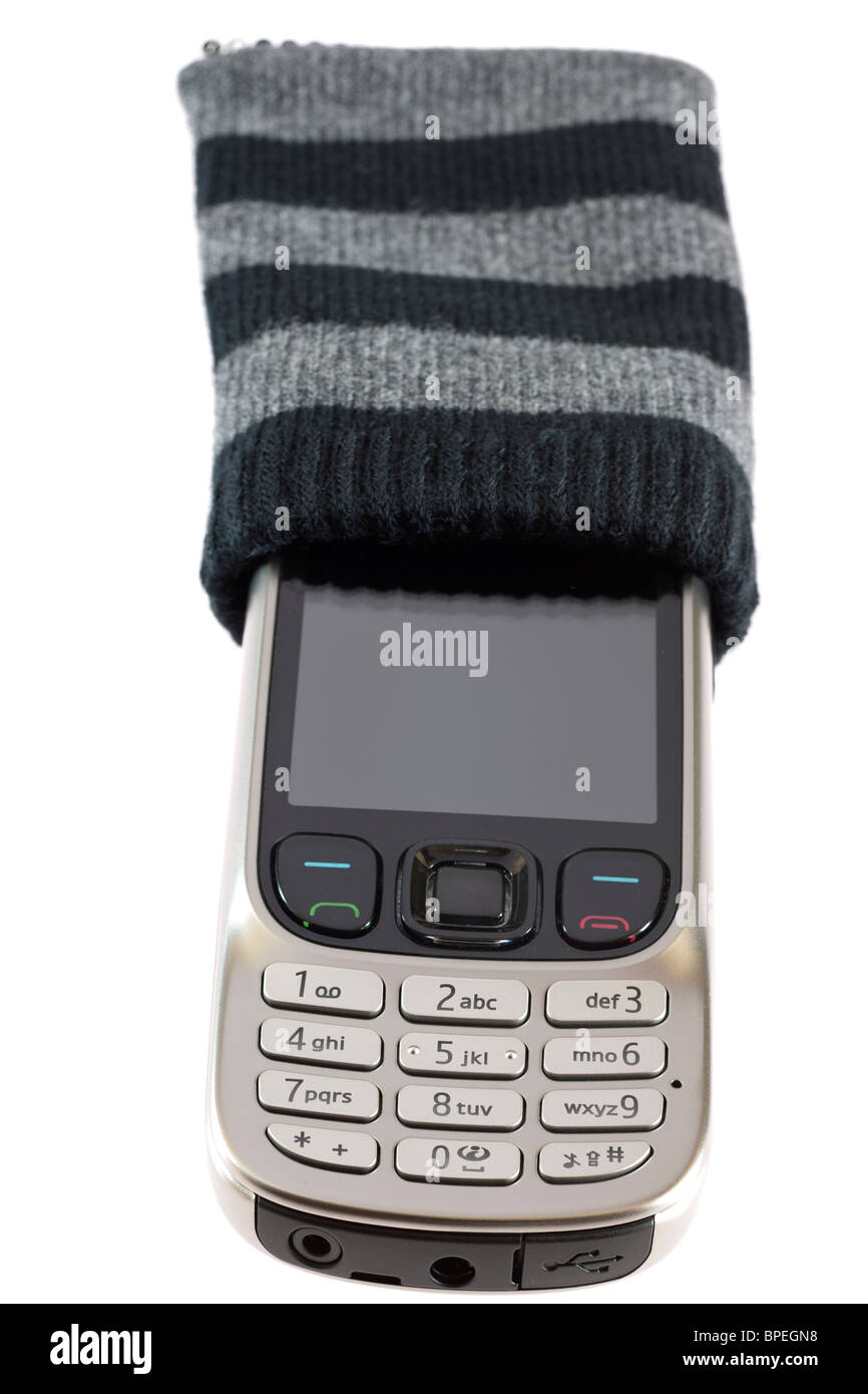 Silber grau Handy in einer grau-schwarz gestreiften schützende Socke. Stockfoto