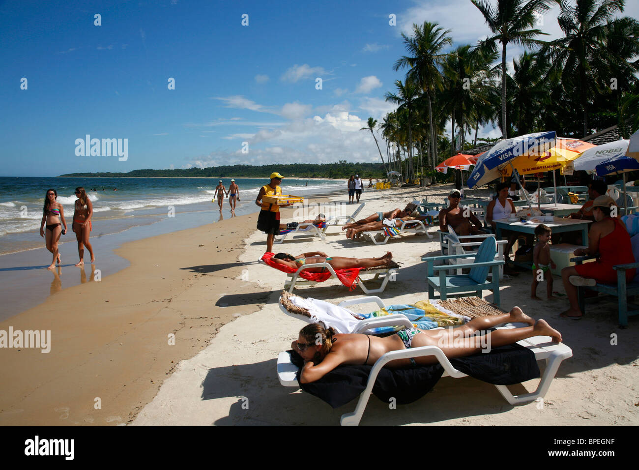 Menschen bei Praia Dos Coqueiros Strand, Trancoso, Bahia, Brasilien. Stockfoto