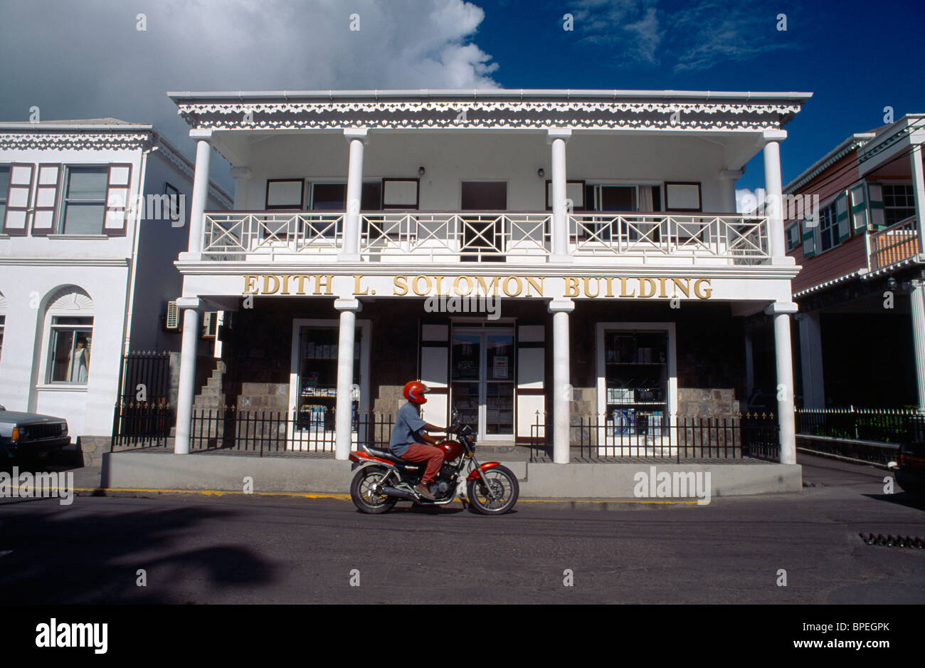 Charlestown St Kitts Mann auf dem Motorrad Helm tragen Stockfoto