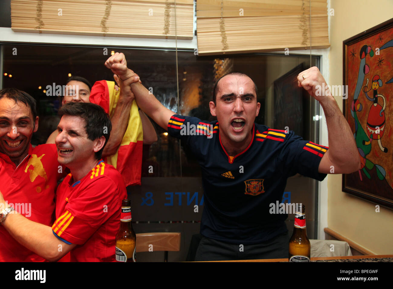 Unterstützer von Spanien jubeln und feiern ihr Land gewinnt Weltcup-Finale. In einem Restaurant/Bar in London getroffen Stockfoto