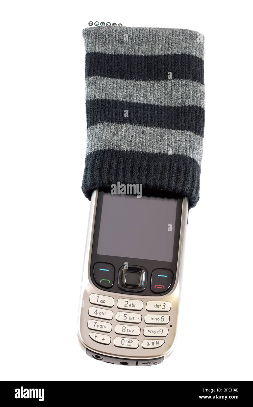 Silber grau Handy in einer grau-schwarz gestreiften schützende Socke. Stockfoto