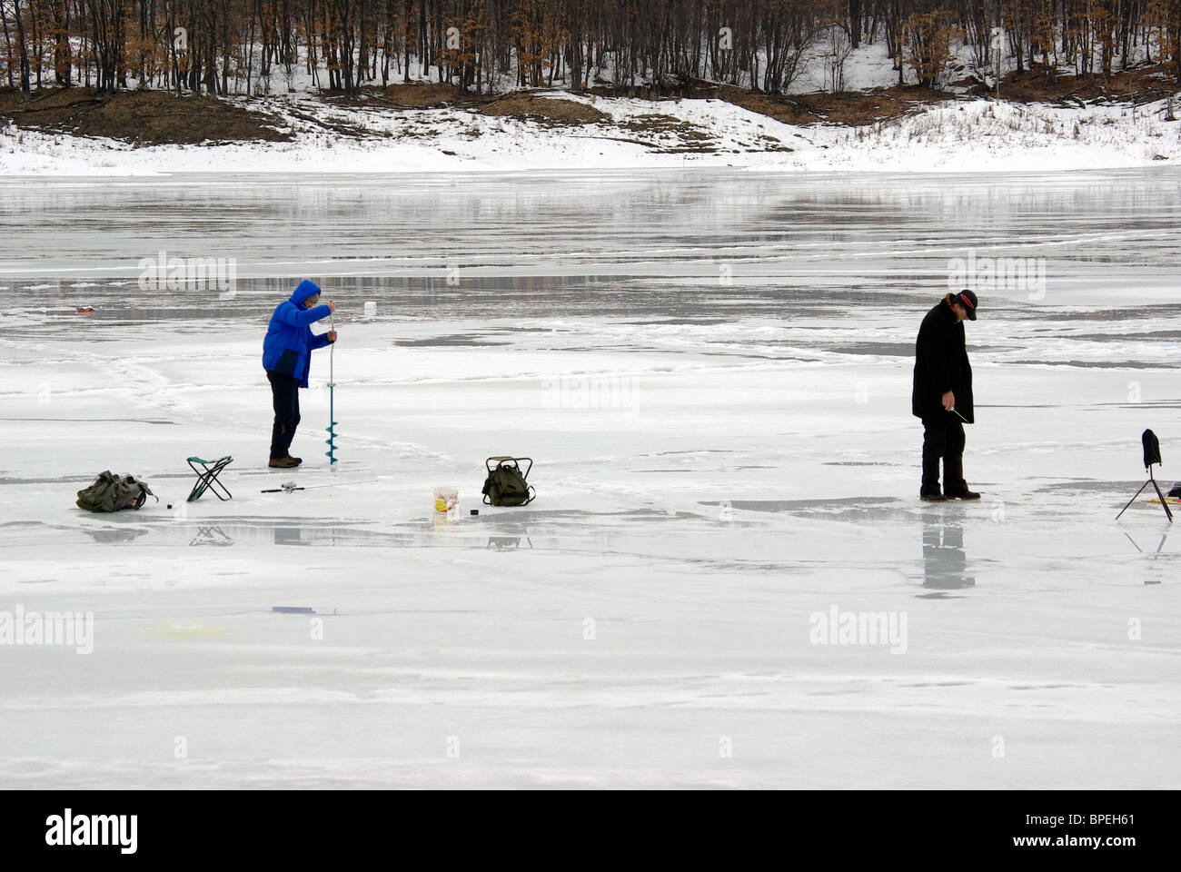 Winter-Eisfischen in einem zugefrorenen See. Stockfoto