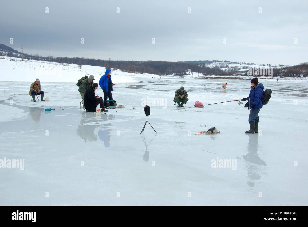 Winter-Eisfischen in einem zugefrorenen See. Stockfoto