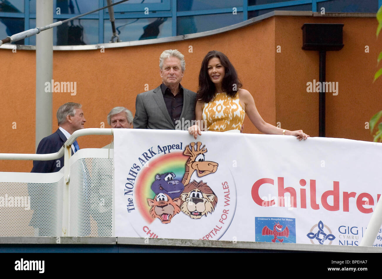 Catherine Zeta-Jones und Michael Douglas auf dem Balkon über dem Haupteingang am Childrens Hospital für Wales, Cardiff. Stockfoto