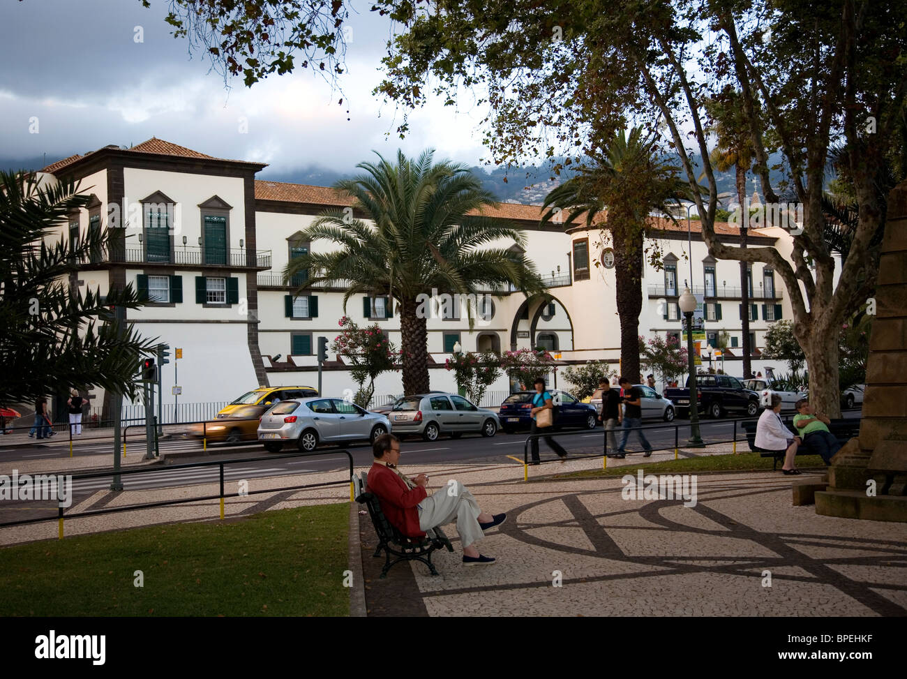 Promenade an der Avenida mar, mit Palaçio de São Lourenço hinter Stockfoto