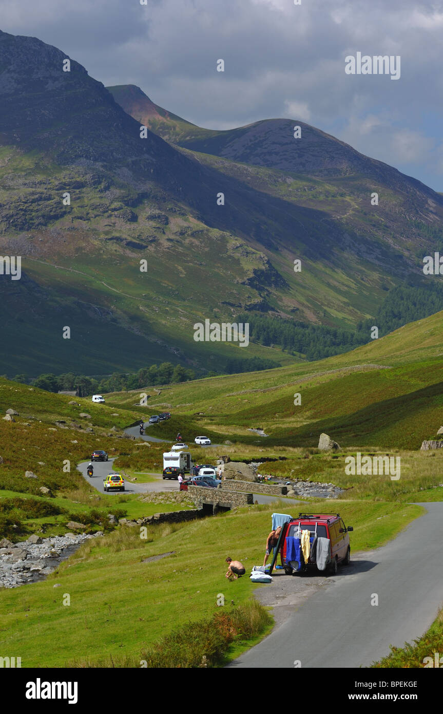 Honister Pass an einem Wochenende mit hohen Stile & rot Hecht jenseits Stockfoto