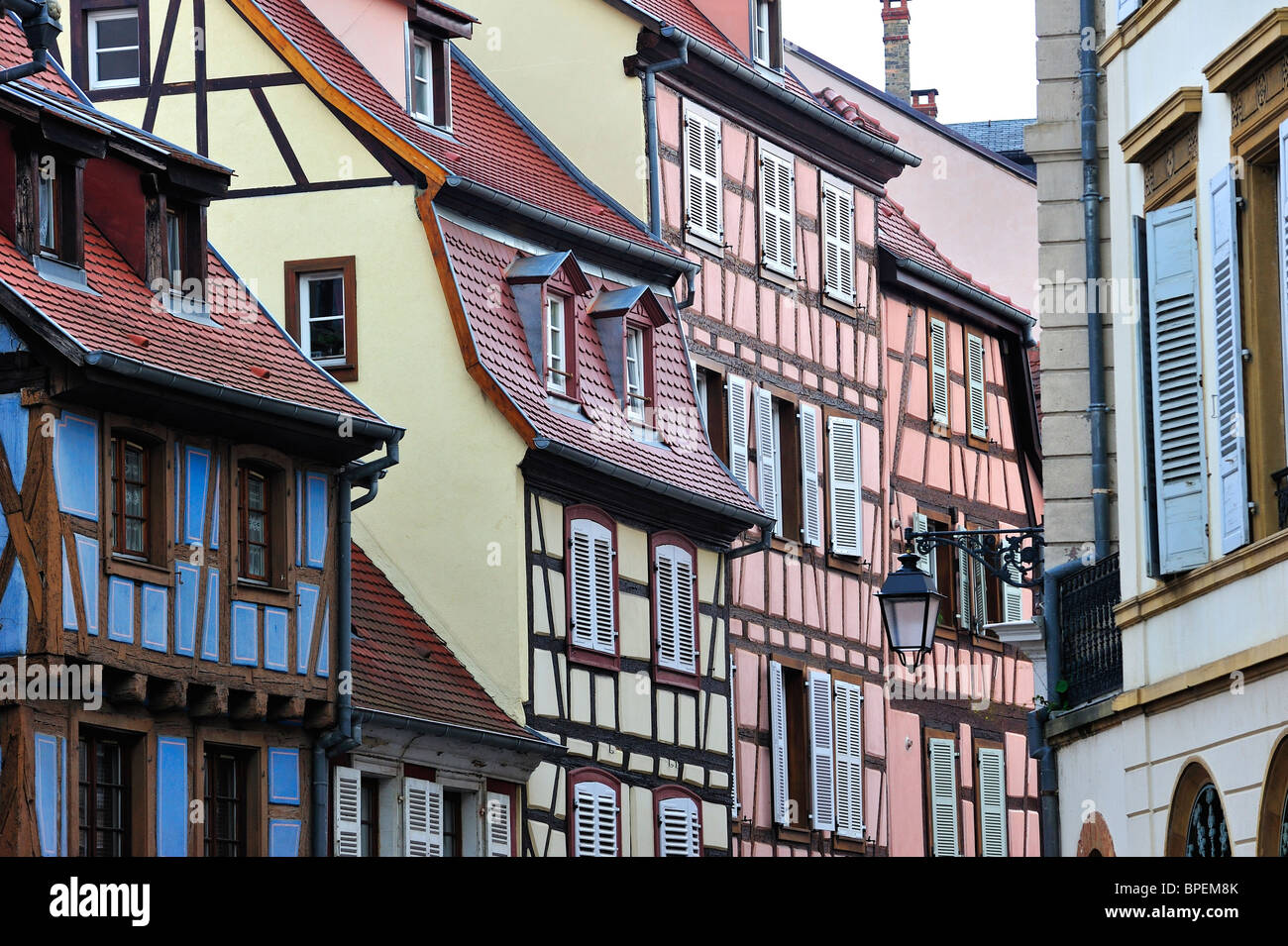 Bunte Fassaden von Holzhäusern gerahmt in Colmar, Elsass, Frankreich Stockfoto