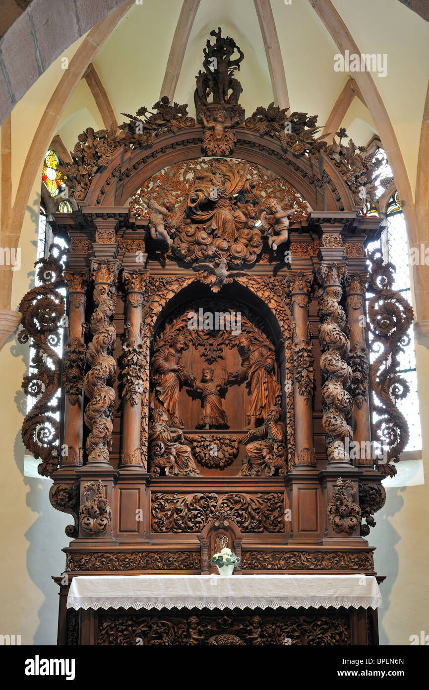 Altar mit hölzernen Altarbild in der Kapelle Saint-Sébastien in Dambach-la-Ville, Vogesen, Elsass, Frankreich Stockfoto