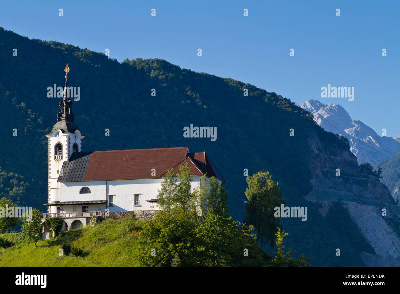 Eine traditionelle Hügel Kirche in der Region Gorenjska Sloweniens. In der Stadt Zgornje Stranje, nahe der Kamnik Alpen genommen. Stockfoto