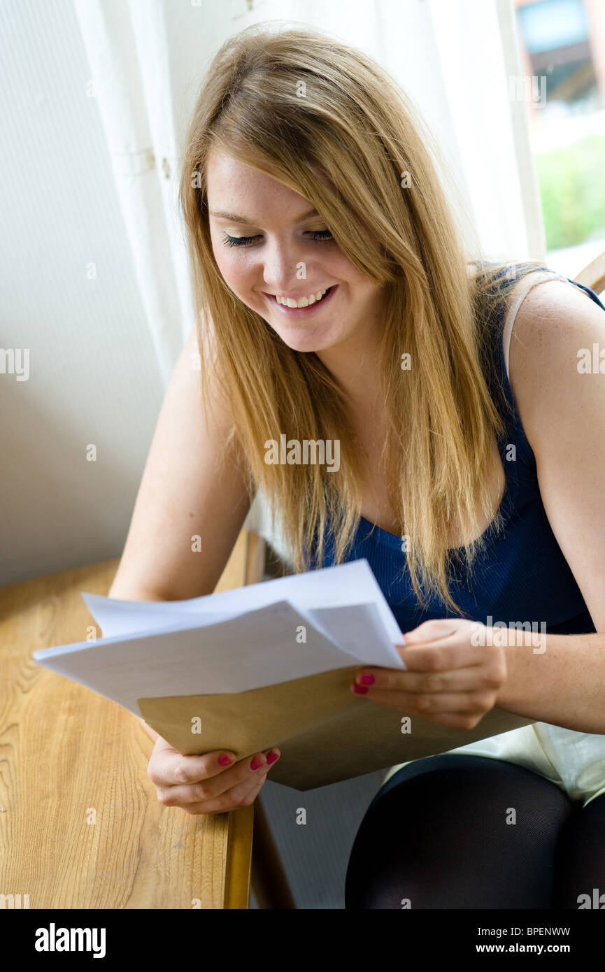 Eine Schülerin liest nervös ihre Prüfungsergebnisse. Stockfoto