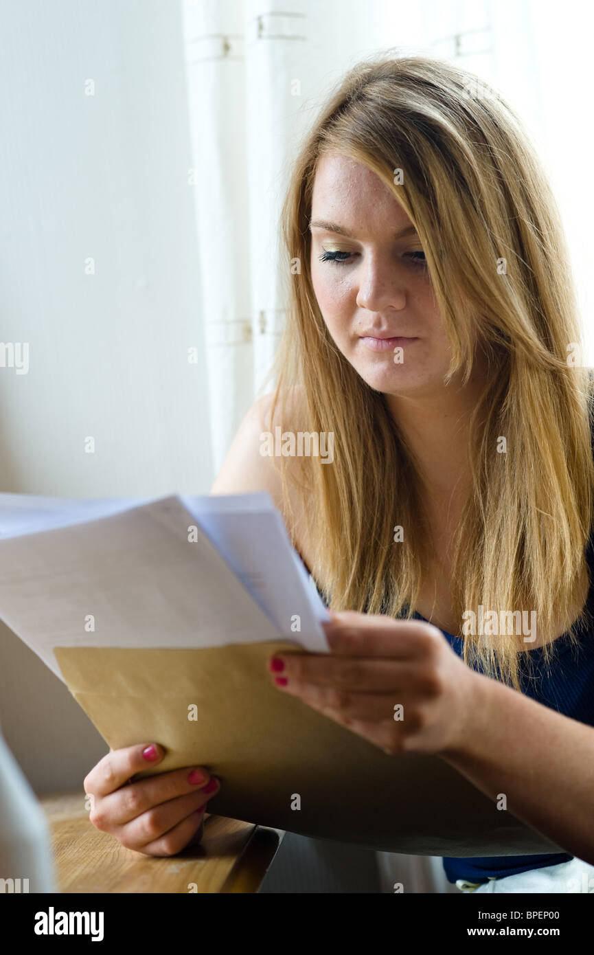 Eine Schülerin liest nervös ihre Prüfungsergebnisse. Stockfoto
