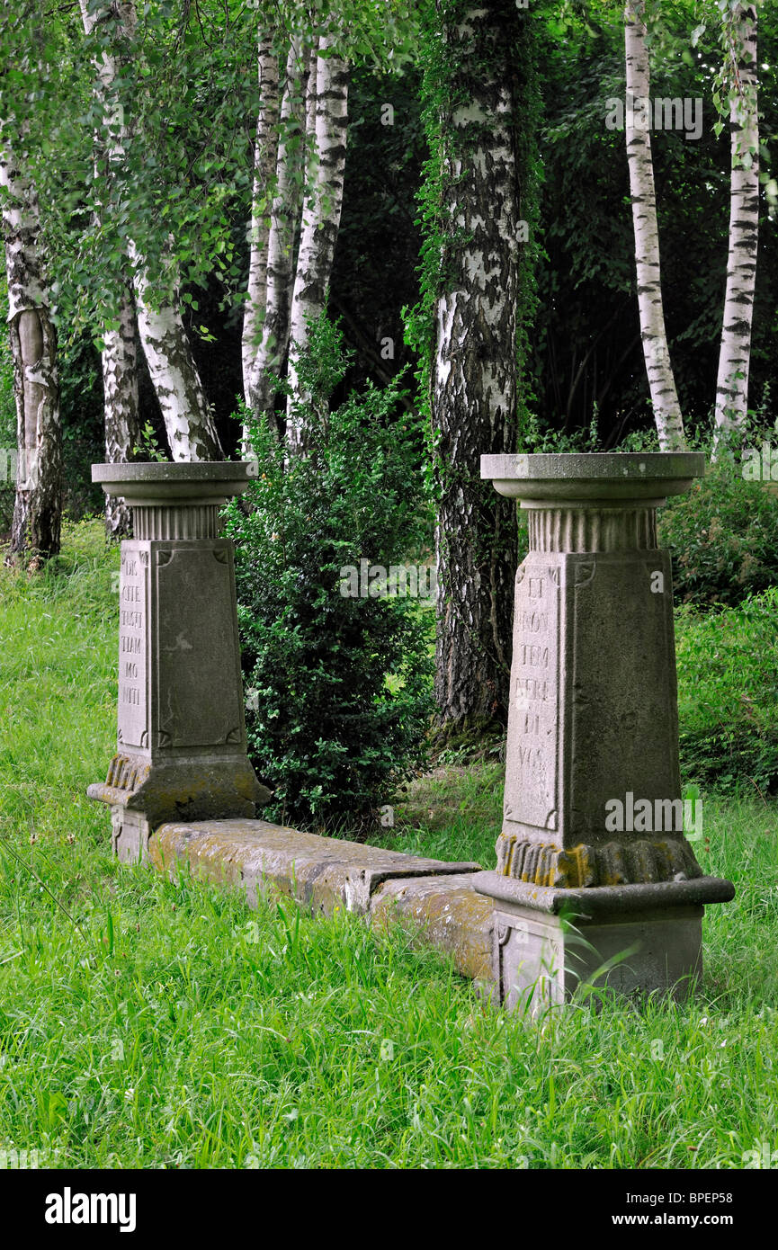 Historische Banc de l'Impératrice / Kaiserin Bank entlang der Straße am Ottwiller in den Vogesen, Elsass, Frankreich Stockfoto