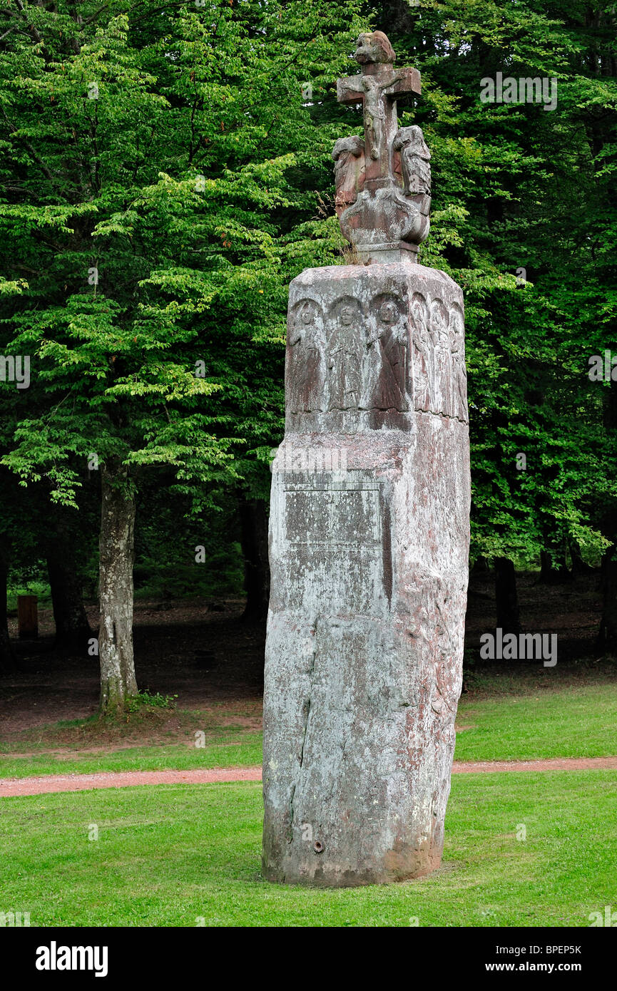 Pierre des Douze Apôtres / Breitenstein, eine geschnitzte Menhir in Wingen-Sur-Moder, Vogesen, Elsass, Frankreich Stockfoto