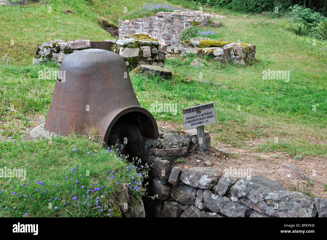 Eisen-Beobachtung-Turm / Kuppel aus dem ersten Weltkrieg Graben auf dem ersten Weltkrieg ein Schlachtfeld Le Linge an Orbey, Elsass, Frankreich Stockfoto