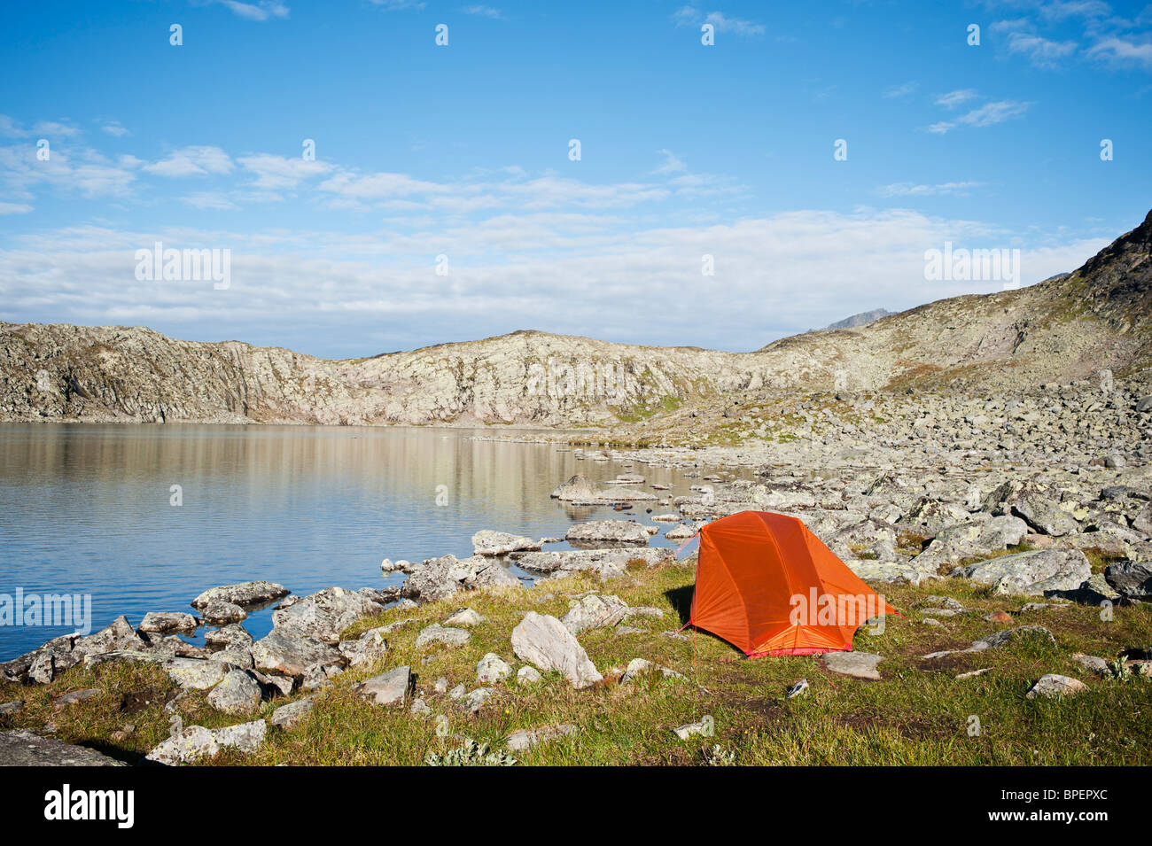 Rucksack Zelt-Camp am Ufer des Sees Blørnbøljønne auf Besseggen Trail, Nationalpark Jotunheimen, Norwegen Stockfoto