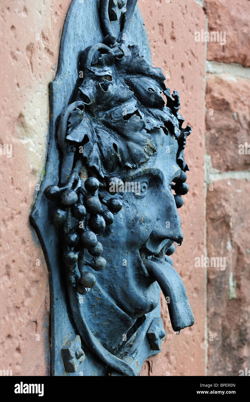 Brunnen mit Bacchus-Figur in den Weinbergen in Dambach-la-Ville, Vogesen; Alsace; Frankreich Stockfoto