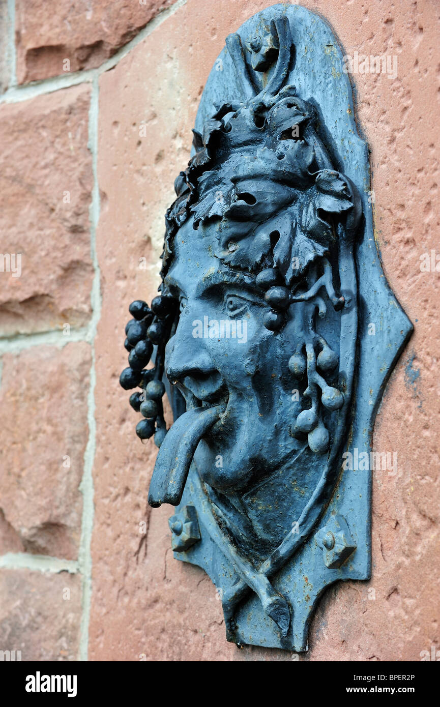 Brunnen mit Bacchus-Figur in den Weinbergen in Dambach-la-Ville, Vogesen; Alsace; Frankreich Stockfoto