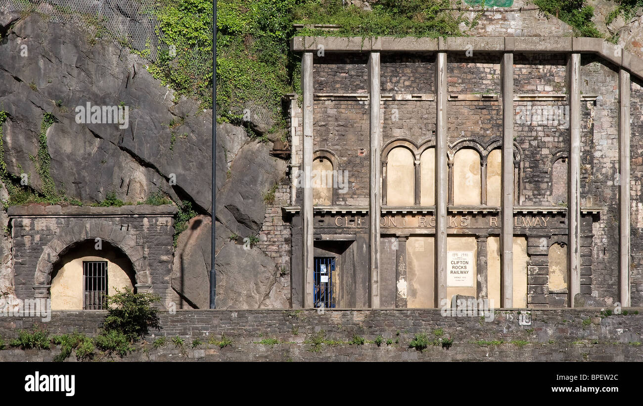 Unteren Eingänge der stillgelegten Clifton Felsen Wasser betriebene Standseilbahn Hotwells Bristol auf der A4 Fernstraße Stockfoto